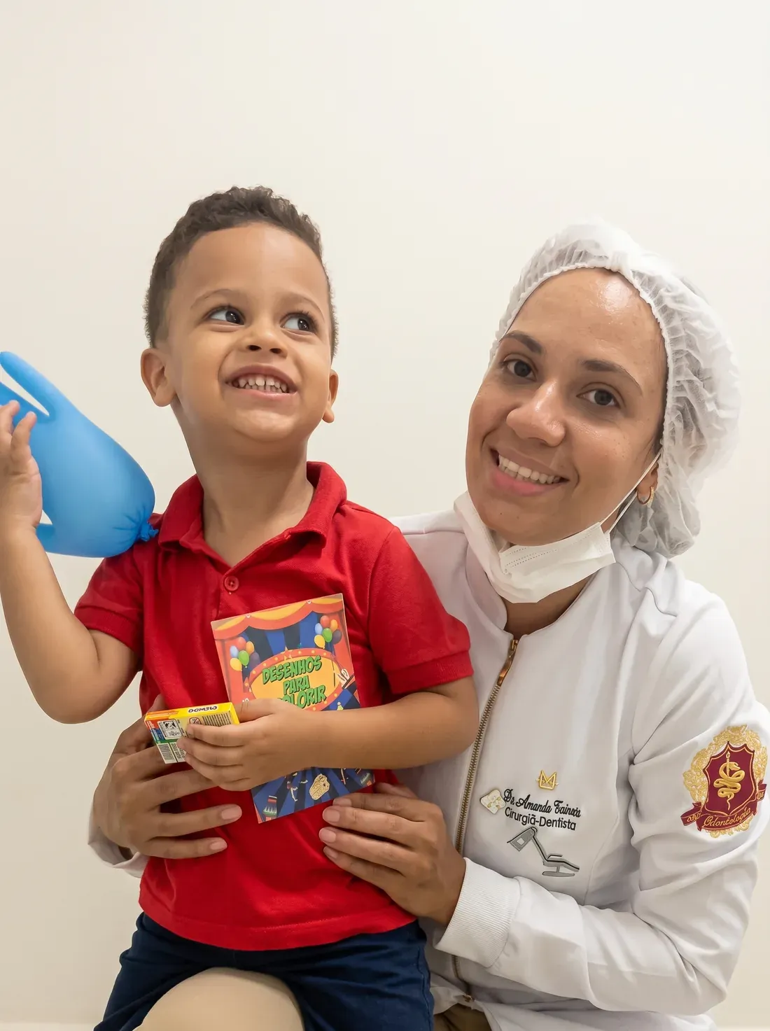 Dra. Amanda Tainara em atendimento odontológico infantil